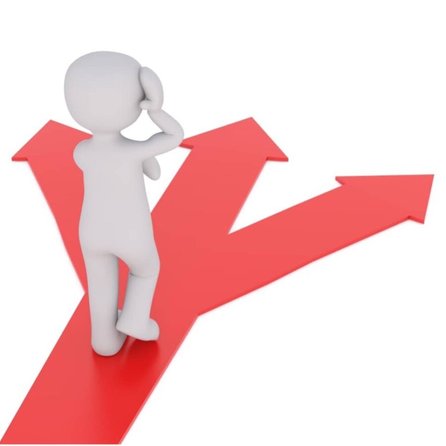 Verwirrter 3D-Charakter, der an einer Kreuzung aus drei Pfeilen steht