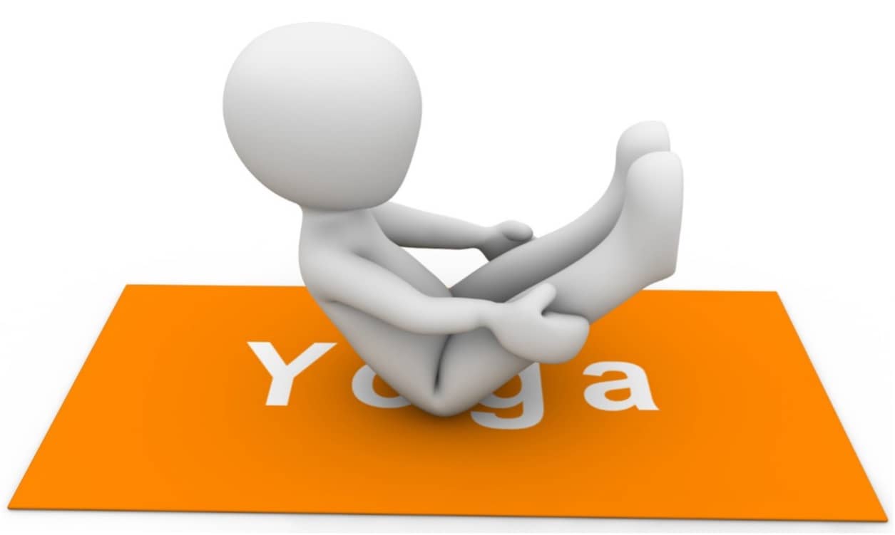 Eine 3D Figur, die die Hollow-Body-Position auf einer orangefarbenen Matte ausführt, auf der das Wort „Yoga“ steht.