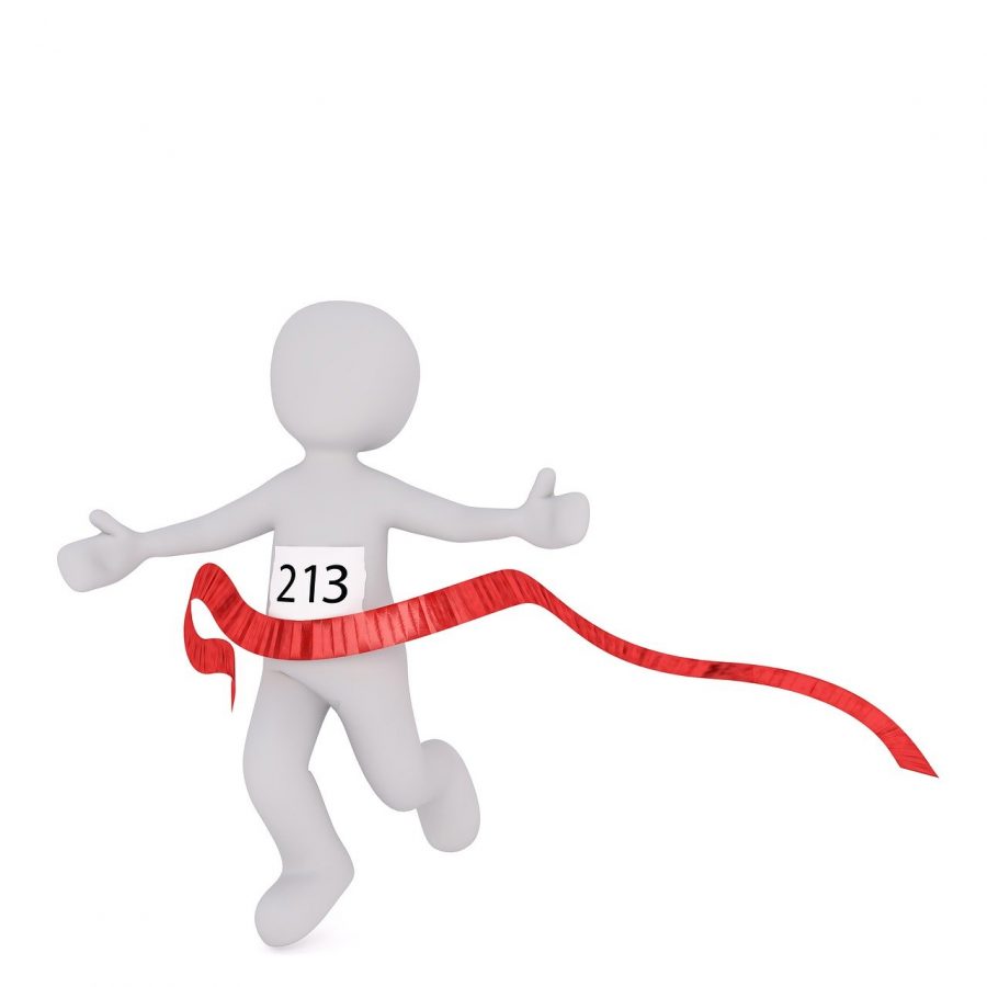 3d darstellung einer stilisierten figur, die eine ziellinie überquert, die durch ein rotes band mit der nummer 213 markiert ist, mit weit ausgebreiteten armen im sieg, als symbol für den „richtigen ansatz“ zur Überwindung