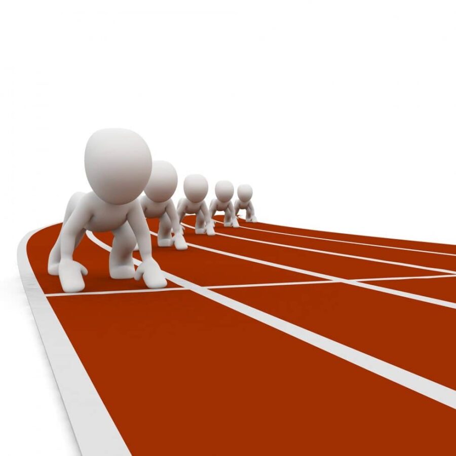 Figuren in einem Rennen, die an der Startlinie einer Laufstrecke stehen und alle auf das Ziel ausgerichtet sind.